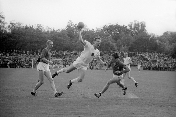 Ein polnischer Stuermer setzt sich gegen Schweizer Verteidiger durch und kommt zum Schuss, aufgemen am 8. Juni 1963 im Neufeld-Stadion in den Bern Beam Finalspielen am 3. Latsund Pchuss 4.