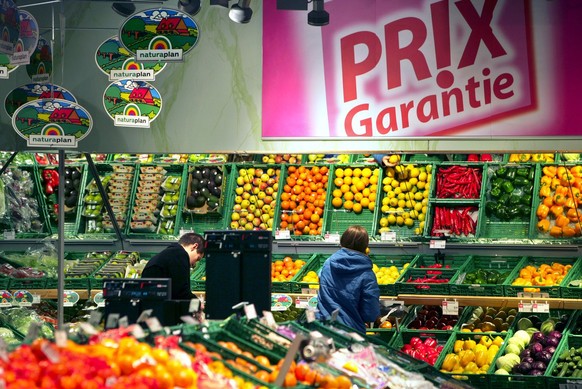 Ein Mann und eine Frau stehen am 20. Januar 2005 vor einer Auslage mit frischem Obst und Gemuese in einer COOP Filiale in Zuerich. Im Hintergrund ist eine Tafel mit der Coop-Aktion &amp;quot;Prix Gara ...