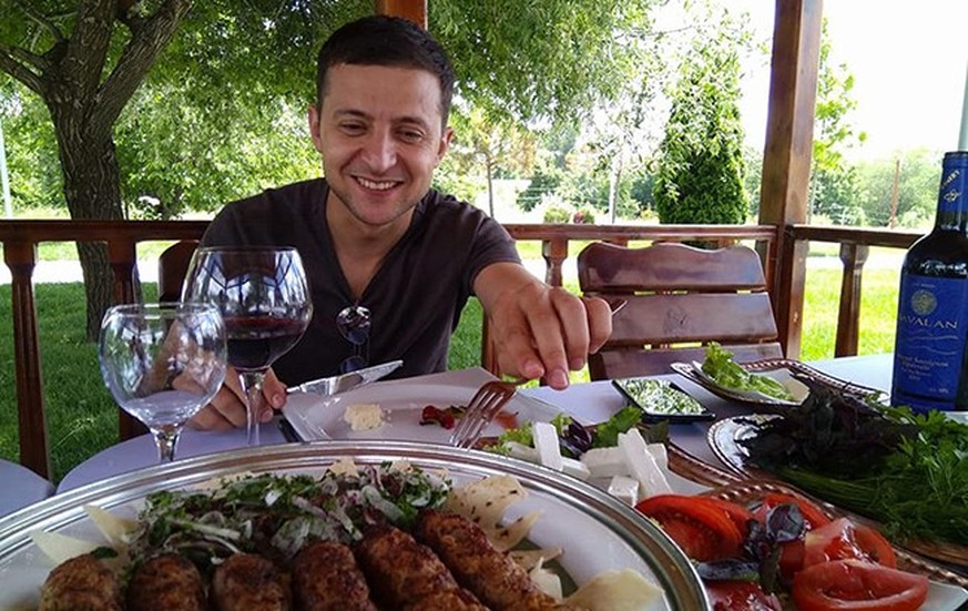 Le président ukrainien Volodymyr Zelensky ne boude pas son plaisir devant un barbecue et un bon verre de rouge.