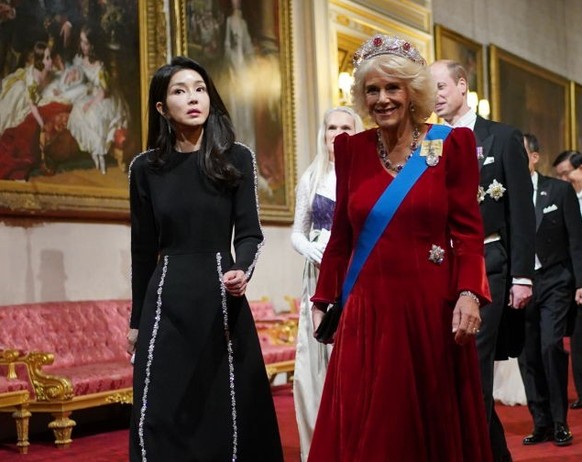 LONDON, ENGLAND - NOVEMBER 21: Catherine, Princess of Wales and Choo Kyung-ho Deputy Prime Minister of South Korea followed by Princess Anne, Princess Royal and guests attend the State Banquet at Buck ...