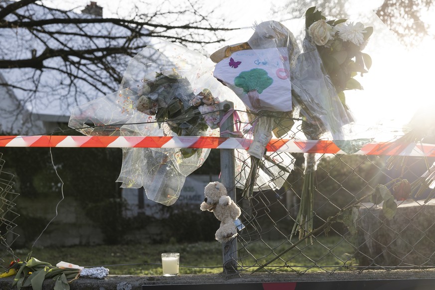 Des fleurs deposees devant la maison photographiees lors d&#039;une marche blanche ce jeudi, 16 mars 2023 a Yverdon-les-Bains. Suite au drame survenu a la rue du Valentin le 9 mars qui a coute la vie  ...