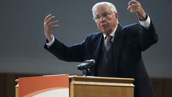 Alt-Bundesrat Christoph Blocher spricht bei der Mitgliederversammlung der AUNS, am Samstag, 2. April 2022, in Bern. (KEYSTONE/Peter Klaunzer)