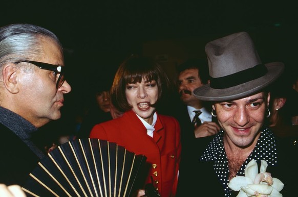 Modeschöpfer Karl Lagerfeld (links) mit der Chefredakteurin der amerikanischen Vogue, Anna Wintour und mit Kollege John Galliano bei der Chanel Modenschau in Paris, Frankreich 1993. (Photo by Valdmani ...