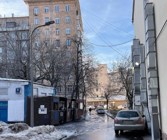 Des chemins glacés, des poubelles, une aire de jeux au coin de la rue: le club de boxe &quot;Gruscha&quot; est situé ici au centre de Moscou.