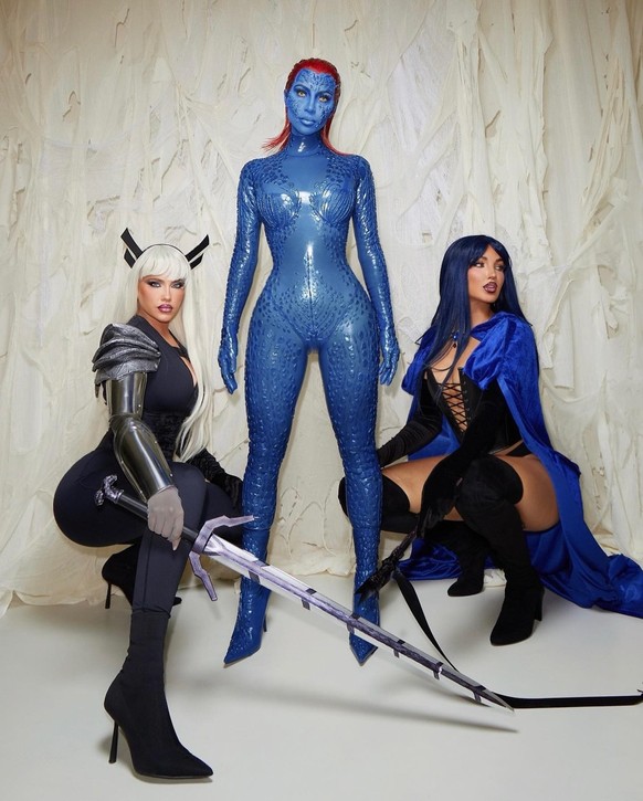 Kim K. avec Olivia Pierson et Natalie Halcro ou Natalie Halcro et Olivia Pierson, je sais pas, elles se ressemblent toutes.