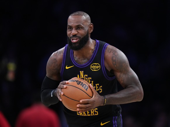 LeBron James a signé un retour gagnant sur les parquets de NBA mardi soir
