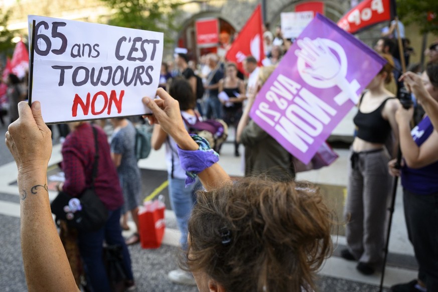 Manifestation contre AVS 21 lundi 5 septembre 2022 devant le Musee Cantonal des Beaux-Arts, MCBA, à Lausanne.