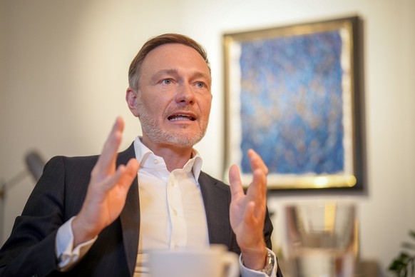 dpatopbilder - 19.12.2024, Berlin: Christian Lindner, Parteivorsitzender der FDP, spricht in einem Interview mit Journalisten der Deutschen Presse-Agentur (dpa). Foto: Kay Nietfeld/dpa +++ dpa-Bildfun ...