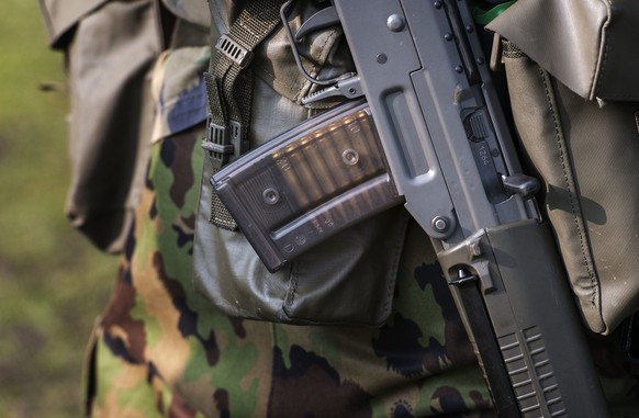 Das geladene Magazin eines Sturmgewehr 90 waehrend der Ausbildung von Swisscoy Soldaten, in der Naehe der Kaserne in Stans, aufgenommen am 5. Maerz 2014. Die SWISSCOY ist der Verband der Schweizer Arm ...