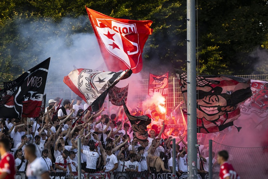 Fans von FC Sion mit Pyro beim Schweizer Cup 1/16 Finalspiel zwischen dem FC Prishtina Bern und dem FC Sion, auf dem Sportplatz Bodenweid, am Samstag, 20. September 2025 in Bern. (KEYSTONE/Anthony Ane ...