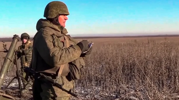 Soldats russes avec un mortier visant Vouhledar.