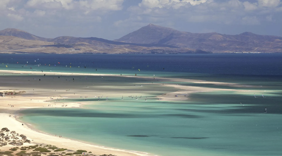 Playa Risco del Paso à Fuerteventura: cette plage est non seulement idéale pour les véliplanchistes, mais elle est également excellente pour la baignade.