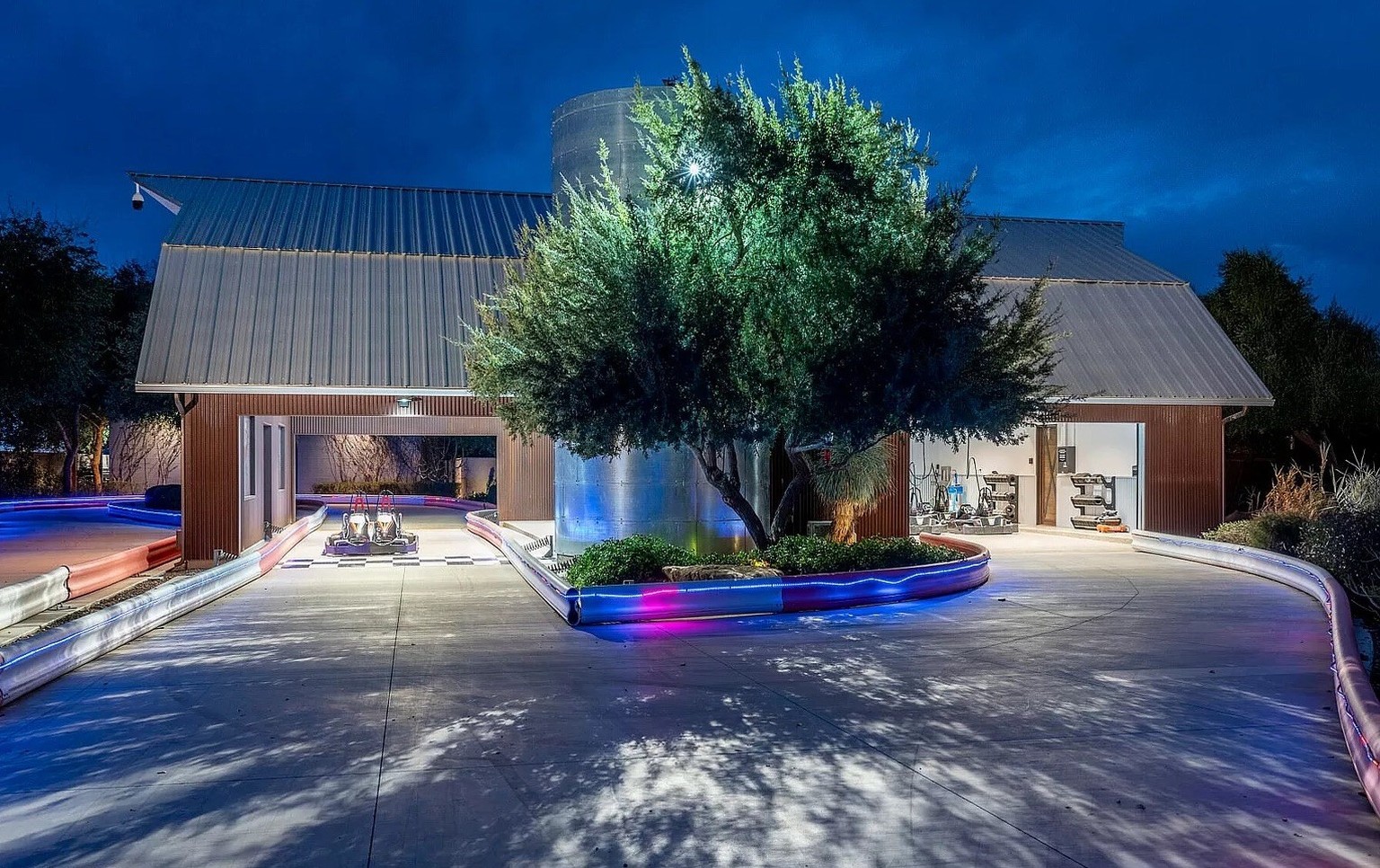 20 millionen für crazy villa mit gokart bahn in gilbert arizona https://www.zillow.com/homedetails/21423-S-147th-St-Gilbert-AZ-85298/59261224_zpid/