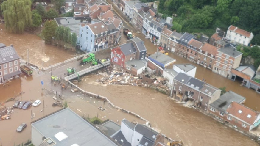 ABD0065_20210717 - LÜTTICH - BELGIEN: ZU APA0299 VOM 16.7.2021 - ++ HANDOUT ++ Rund 120 Mitglieder der niederösterreichischen Feuerwehren sind nach schweren Unwettern nach Belgien ausgerückt und helfe ...