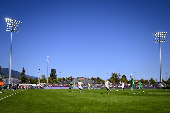 Les joueurs luttent pour le ballon devant le nouvel eclarage et les nouveaux echaffaudages pour la camera TV lors de la rencontre de football de Super League entre le Yverdon Sport FC et le FC Basel 1 ...