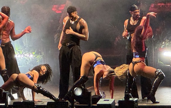 A Pully, Jason Derulo s’est cru en boîte à Miami
Flammes, danseuses en latex, torse nu qui dégouline de sueur, hits à la chaîne et chorégraphies ultra sexy, Jason Derulo a débarqué au Pully Live Festi ...