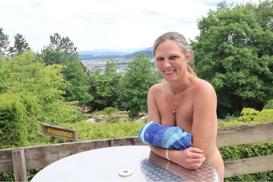 Rita, une Bernoise établie en Suisse romande, apprécie de télétravailler depuis le camping naturiste Chläb.