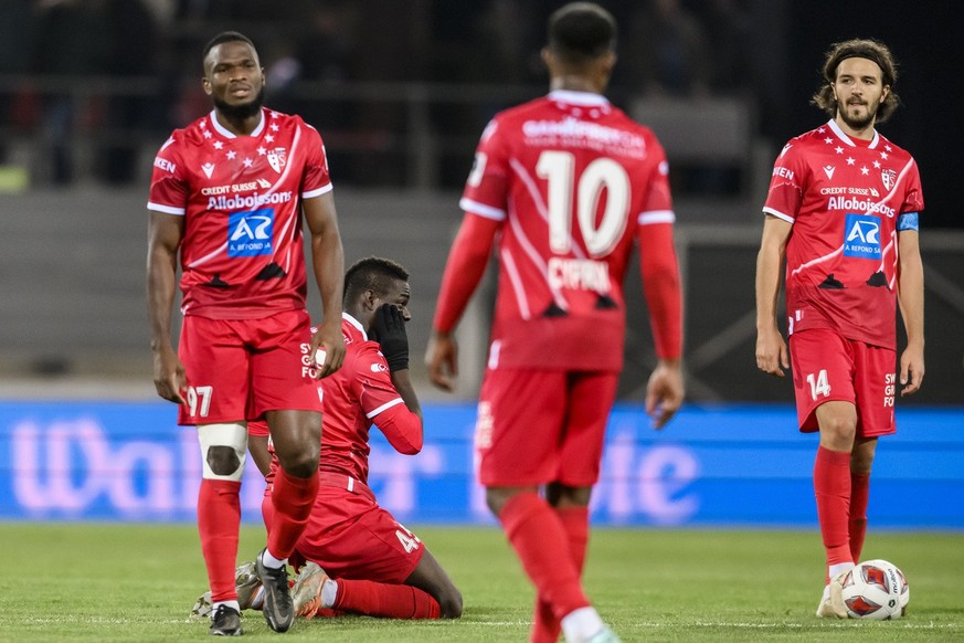 Deception des joueurs valaisans avec depuis la gauche, Dimitri Cavare, Mario Balotelli, Wylan Cyprien et Anto Grgic, lors de la rencontre du championnat de football de Super League entre le FC Sion et ...