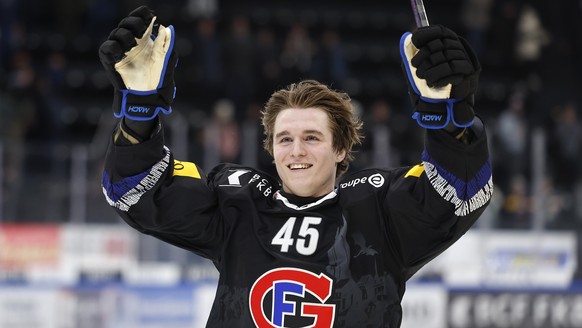 Yannik Boppart (HCFG) wird von den Fans gefeiert, nach dem Eishockey Meisterschaftsspiel der National League zwischen dem HC Fribourg Gotteron und dem EV Zug, am Donnerstag, 8. Januar 2026 in der BCF- ...