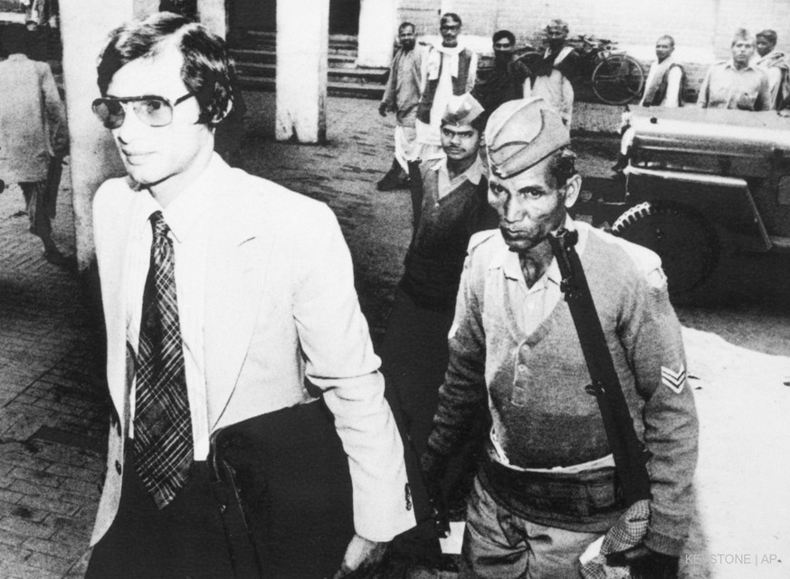 Asian underworld figure Charles Sobhraj, escorted by a rifle-carrying Indian policeman, enters court on March 3, 1982, in Benares, India, 600km northwest of Calcutta. Sobhraj, has acted as his own def ...