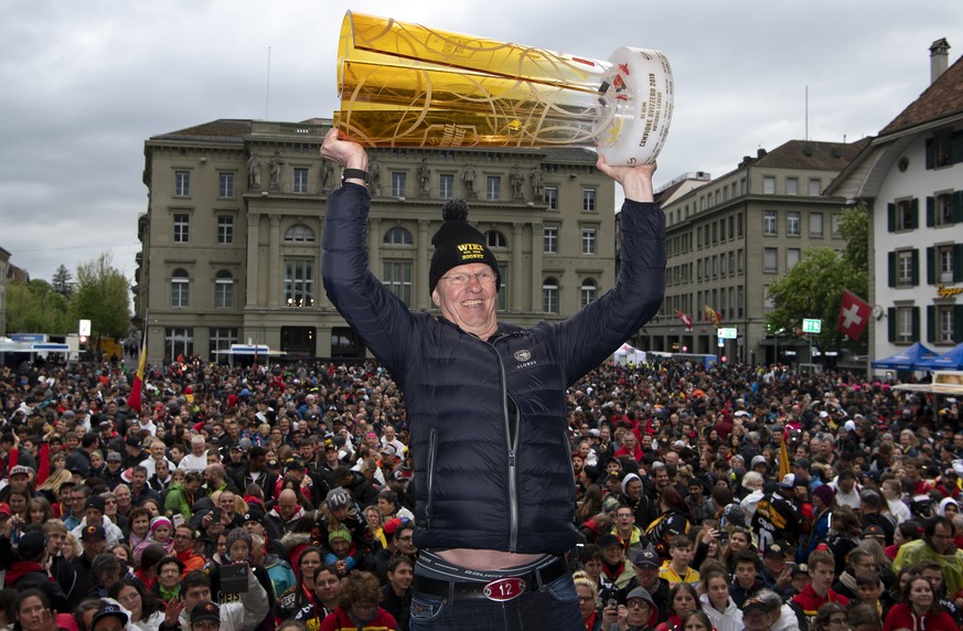 SC Bern Cheftrainer Kari Jalonen haelt den Pokal hoch, bei der Meisterfeier der SC Bern, am Samstag, 27. April 2019, auf dem Bundesplatz in Bern. (KEYSTONE/Anthony Anex)
