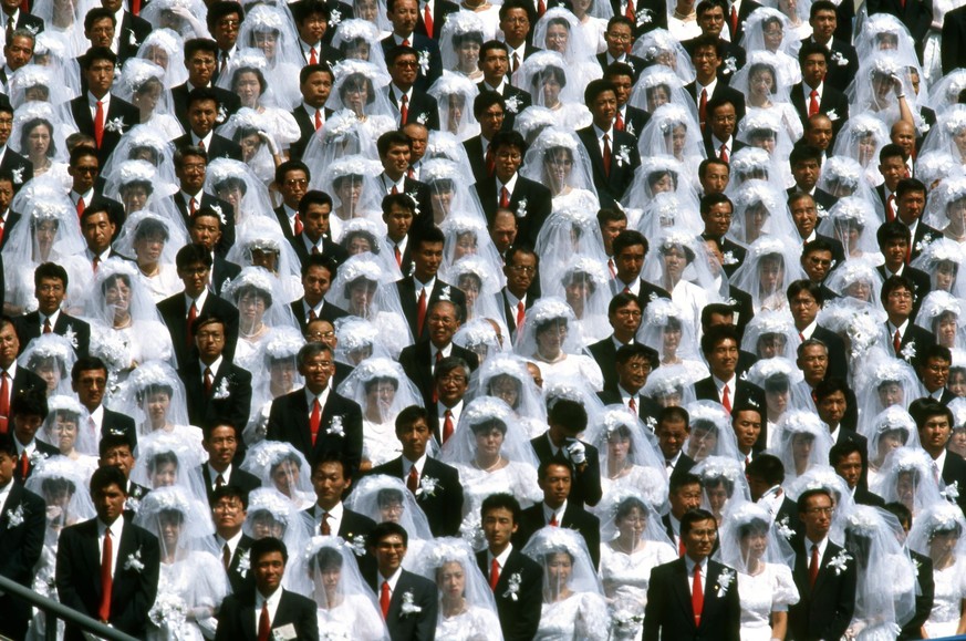 SEOUL CITY;SOUTH KOREA - AUGUST 25: 20,000 couples join in a Mass Wedding at Seoul Olympic Stadium on August 25, 1992 in Seoul,South Korea. (Photo by Kurita KAKU/Gamma-Rapho via Getty Images)