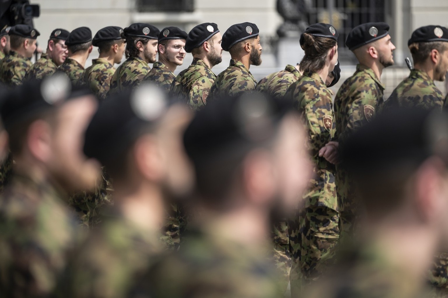 Die Ehrengarde der Schweizer Armee steht stramm fuer den Staatsbesuch von Zuzana Caputova, Praesidentin der Slovakischen Republik, am Donnerstag, 19. Mai 2022, auf dem Bundesplatz in Bern. (KEYSTONE/A ...