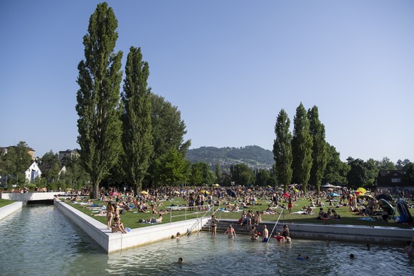 People enjoy a hot summer day at the Marzili swimming pool, in Bern, Switzerland, on Wednesday, June 26, 2019. (KEYSTONE/Anthony Anex)