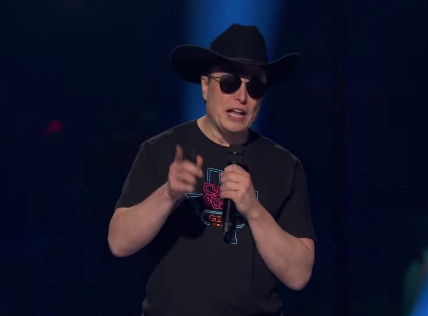 Elon Musk sprach im April 2022 bei der Eröffnung von Teslas Gigafactory Texas mit Cowboyhut zu den Einheimischen.