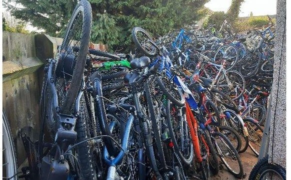 Une montagne de vélos volés a été découvert dans le jardin d&#039;une homme où vivait un homme âgé de 54 ans, à Oxford