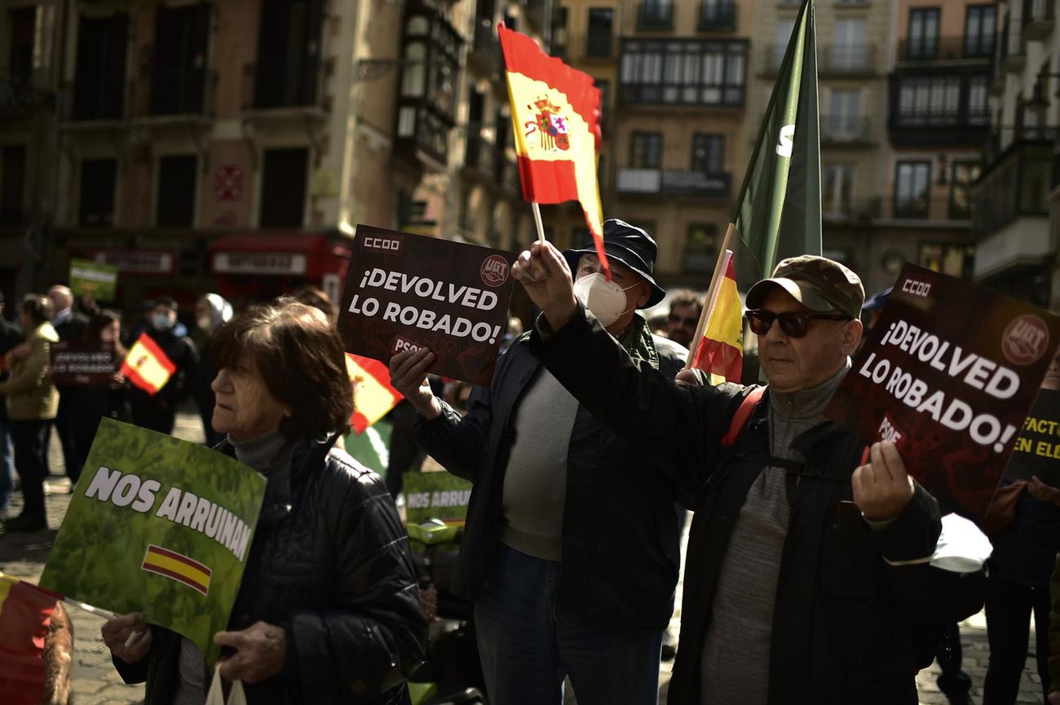 Des partisans d'extrême droite se rassemblent pour protester contre le gouvernement espagnol et le prix élevé de la nourriture et de l'énergie, à Pampelune, dans le nord de l'Espagne, le samedi 19 mars 2022.