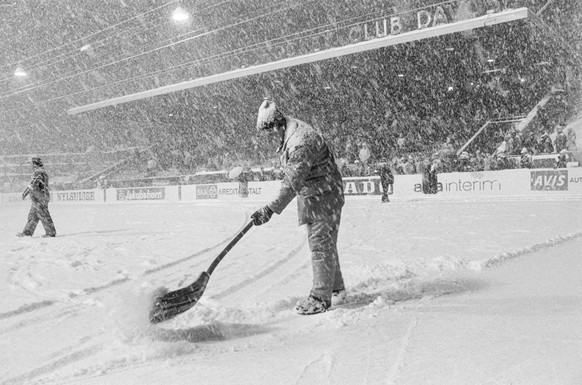 Heftiger Schneefall behindert beim Turnier um den Spengler Cup in Davos die Spiele und macht die Eisreinigung praktisch unmoeglich, aufgenommen am 30. Dezember 1977. (KEYSTONE/PHOTOPRESS-ARCHIV/Karl M ...