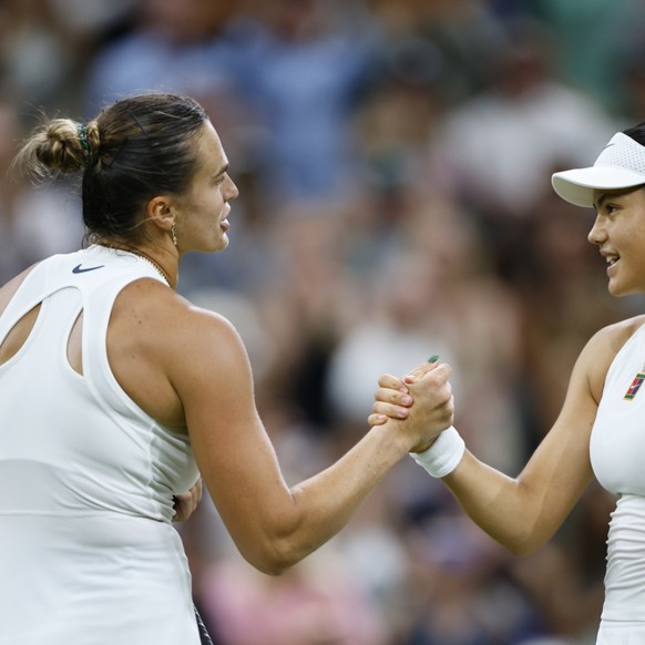 Comme à Wimbledon le 4 juillet dernier, Aryna Sabalenka (à gauche) a pris le meilleur sur Emma Raducanu (archives).