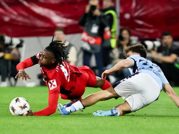 Johan Manzambi, ici taclé par Javi Rodriguez, a livré un excellent match avec Fribourg.