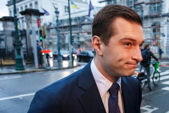 epa11663886 Chairman of the right-wing &#039;Patriots for Europe&#039; group, Jordan Bardella, speaks to journalists after arriving at a meeting of Patriots for Europe in Brussels, Belgium, 17 October ...