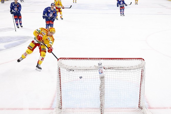 Biels Toni Rajala schiesst das Tor zum 0:4 im zweiten Eishockey Playoff Halbfinalspiel der National League zwischen den ZSC Lions und dem EHC Biel am Samstag, 1. April 2023 in der Swiss Life Arena in  ...