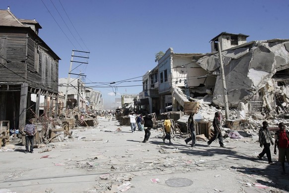 epa01991234 Hundres of people participate in the looting at commercial downtown in Port-au-Prince, Haiti, on 16 January 2010, after the 7,3 Richter scale earthquake that devastated the country last 12 ...