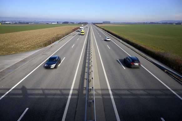 Des voitures roulent sur le troncon de l&#039;Autoroute A1 permettant l&#039;atterrissage et le decollage d&#039;avion de chasse ce mercredi 31 janvier 2024 a Payerne. L&#039;autoroute A1 entre Avench ...