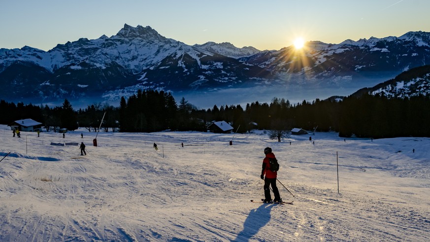 Des skieurs profitent de la neige et du soleil pour faire du ski sur une piste de Villars, en utilisant l'abonnement Magic Pass le lundi 30 decembre 2024 sur le domaine skiable de Villars-Gryon-L ...