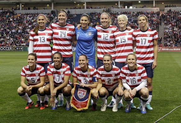 U.S. women&#039;s national team pose for a photo before an international friendly soccer match game against Germany on Saturday, Oct. 20, 2012., in Bridgeview, Ill. (AP Photo/Nam Y. Huh)