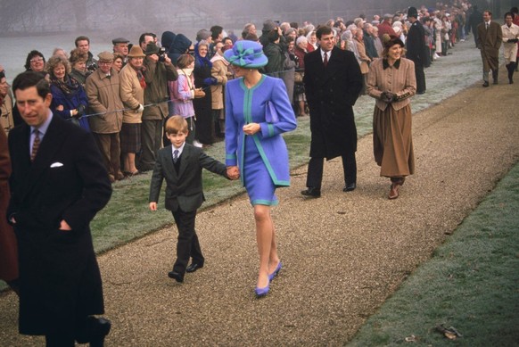 WINDSOR, ENGLAND - DECEMBER 08: Queen Elizabeth II thanks volunteers and key workers at Windsor Castle on December 08, 2020 in Windsor, England. The Queen and members of the royal family gave thanks t ...