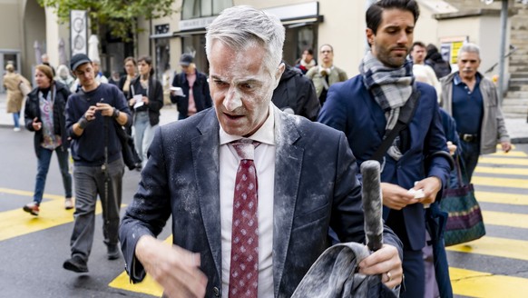KEYPIX - Pierre-Antoine Hildbrand, Municipal de la ville de Lausanne, victime d&#039;un acte d&#039;enfarinage, reagit en marchant entre deux bancs lors de l&#039;inauguration de bancs aux couleurs ar ...