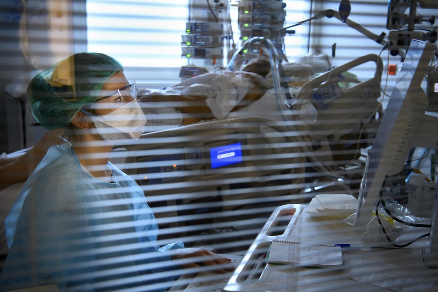 epa09641484 Medical workers treat a patient with COVID-19 in the intensive care unit (ICU) at the HRC Hospital (Hopital Riviera-Chablais Vaud-Valais) during the fifth wave of the coronavirus disease ( ...