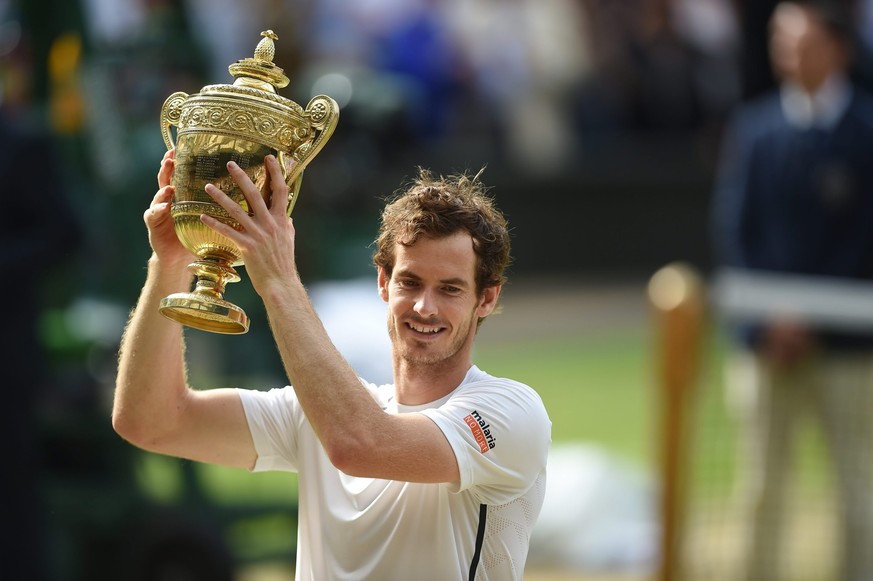 epa05418713 Andy Murray of Britain lifts the championship trophy after beating Milos Raonic of Canada in the men&#039;s singles final of the Wimbledon Championships at the All England Lawn Tennis Club ...