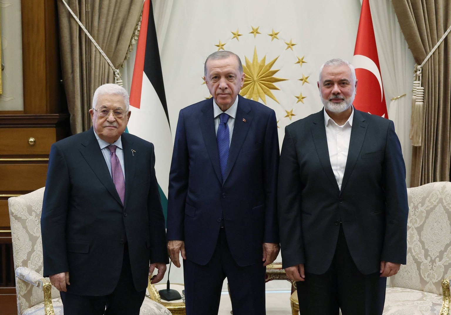 Le président turc Recep Tayyip Erdogan (C) pose pour une photo avec le président palestinien Mahmoud Abbas (G) et le chef du bureau politique du Hamas Ismail Haniyeh (D) lors d&#039;une réunion offici ...