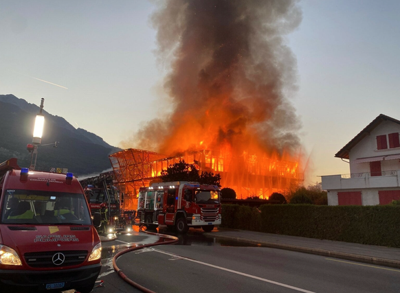 L'incendie a consumé un magasin de meubles.