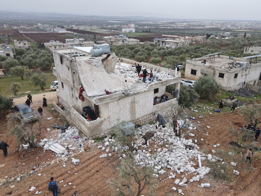 Un bâtiment endommagé après l'opération antiterroriste présumée des forces spéciales américaines dans le village d'Atma, en Syrie, le 3 février 2022.