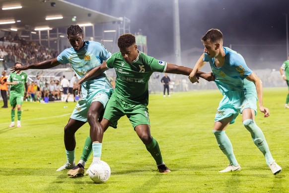 Kevin Carlos (YS), centre, fights for the ball with Joel Monteiro (YB), left, and Sandro Lauper (YB), right, during the Super League soccer match of Swiss Championship between Yverdon, YS, and Young B ...