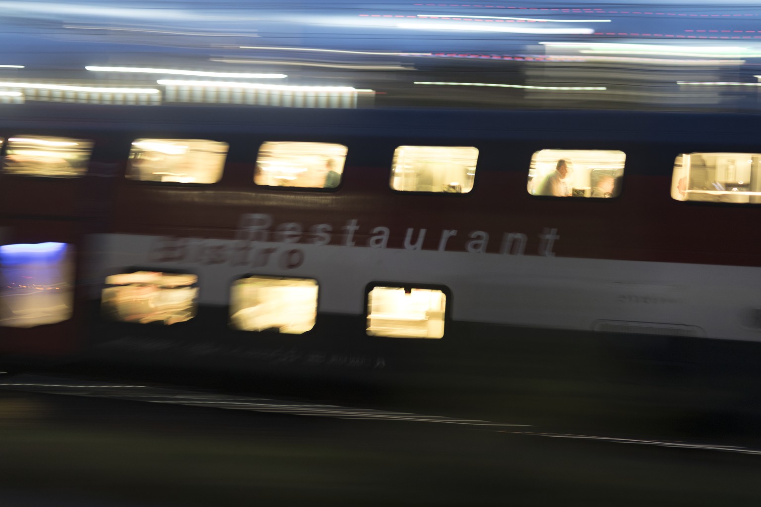 ARCHIVBILD ZUM URTEILSSPRUCH IM ELVETINO-GERICHTSFALL --- A double-deck coach with SBB Restaurant in transit, pictured in Berne, Switzerland, on October 24, 2017. (KEYSTONE/Gaetan Bally)..Ein Doppelst ...