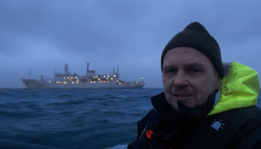 Dänische Journalisten nähern sich einem mutmasslichen russischen Spionageschiff in der Nordsee an.